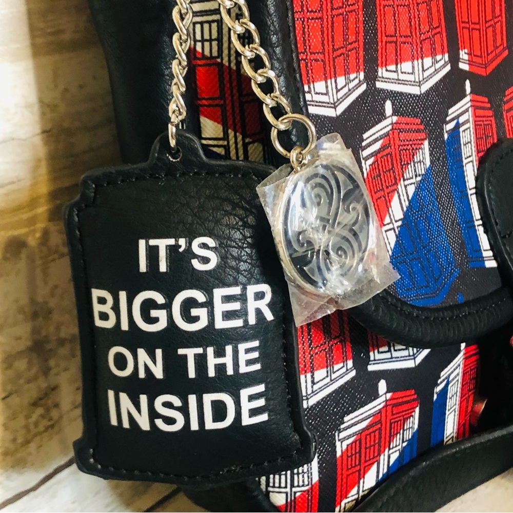 SOLD♏️Doctor Who Union Jack Tardis Print Crossbody w/ Detachable Charms 8”x8” - Picture 3 of 11